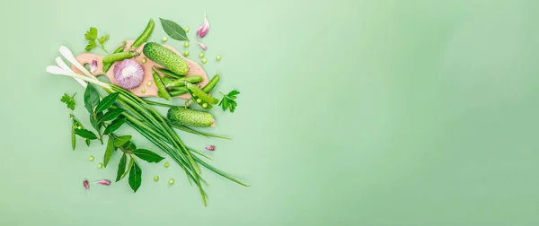 緑のトーンで料理の背景 保存され 発酵食品の概念は 新鮮な野菜や緑の様々な フラットレイアウト 健康的なライフスタイル バナー形式 — ストック写真
