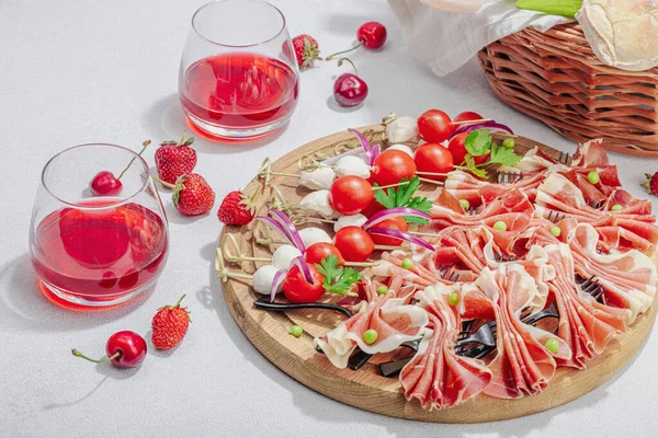 Piknik Yemekleri Konsepti Şarap Baget Sepeti Şiş Üzerinde Aperatifler Peynir — Stok fotoğraf