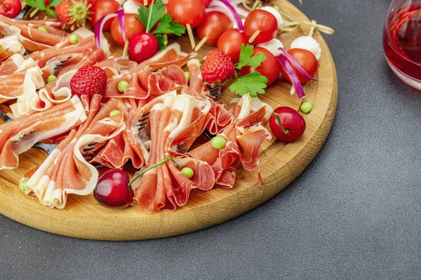 Set Picnic Snacks Skewers Jamon Mozzarella Cherry Tomatoes Peas Fresh — Stock Photo, Image