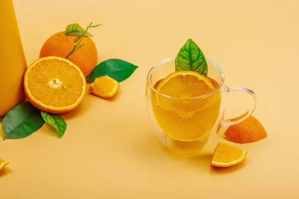 Chá Laranja Vaso Chá Cerâmico Com Frutas Maduras Bebida Sazonal — Fotografia de Stock