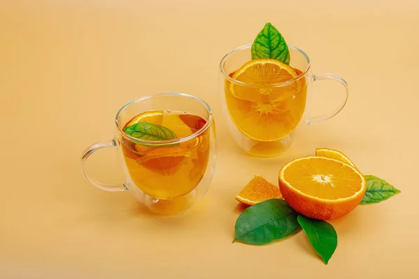 Naranja Tazas Vidrio Con Frutas Maduras Refresco Bebida Temporada Fondo — Foto de Stock