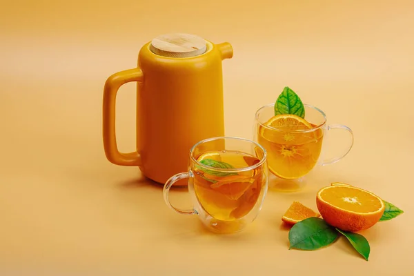 Apelsinte Keramik Tekanna Med Mogna Frukter Förfriskningar Säsongsbetonade Dryck Konceptuell — Stockfoto