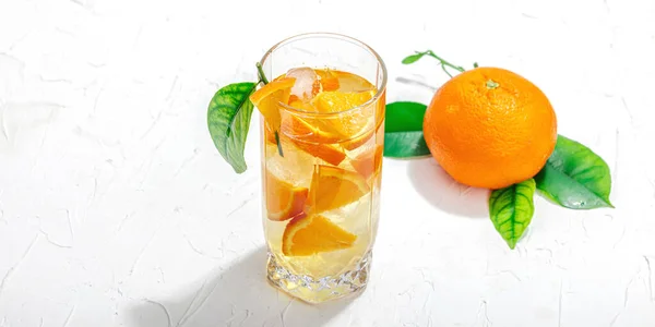 Cocktail Laranja Com Gelo Frutas Maduras Bebida Sazonal Refrescante Fundo — Fotografia de Stock