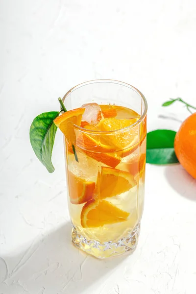 Pomerančový Koktejl Ledem Zralé Ovoce Občerstvení Sezónní Nápoj Koncepční Zázemí — Stock fotografie