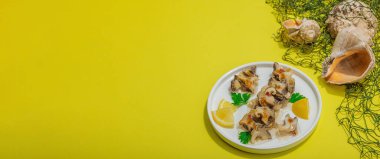 Yağlı, baharatlı ve yeşillikli turşulu rapan eti. Omega zengini sağlıklı deniz ürünleri. Deniz dekoratif desteği, sert ışık, koyu gölge, sarı arkaplan, pankart biçimi