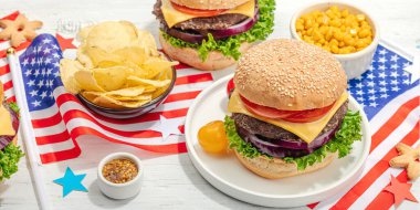 Ev yapımı hamburgerler. Amerikan klasiği, geleneksel piknik, parti ya da Bağımsızlık Günü yemeği. Sert ışık, koyu gölge, düz zemin, beyaz ahşap zemin, afiş biçimi