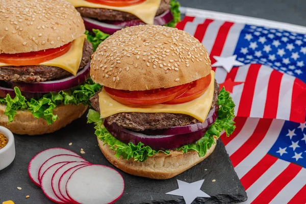 메이드 버거요 미국의 음식인 피크닉 독립기념일을 축하하는 음식이다 옥수수 어둠의 — 스톡 사진