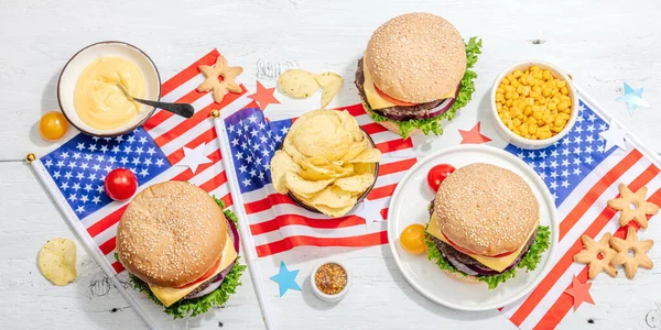 Yapımı Hamburgerler Amerikan Klasiği Geleneksel Piknik Parti Bağımsızlık Günü Yemeği — Stok fotoğraf