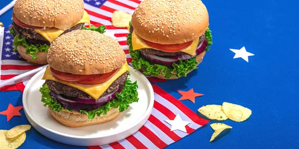 Domowe Hamburgery Amerykańskie Klasyczne Tradycyjne Jedzenie Piknik Imprezę Lub Świętowanie — Zdjęcie stockowe