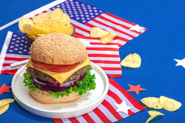 Yapımı Hamburgerler Amerikan Klasiği Geleneksel Piknik Parti Bağımsızlık Günü Yemeği — Stok fotoğraf