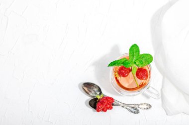 Çilek çayı konsepti. Günaydın konsepti. Çaydanlık, olgun meyve, sağlıklı içecek. Sert ışık, koyu gölge, beyaz arkaplan, üst görünüm