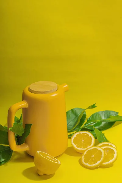 Chá Limão Panela Chá Cerâmica Com Frutas Maduras Bebida Sazonal — Fotografia de Stock