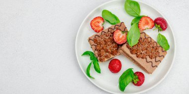 Taze çilekli lezzetli çikolatalı kekler. Tatlı tatlı, günaydın konsepti. Ev yapımı pişirme, krema, sos. Hafif taş arkaplan, pankart biçimi