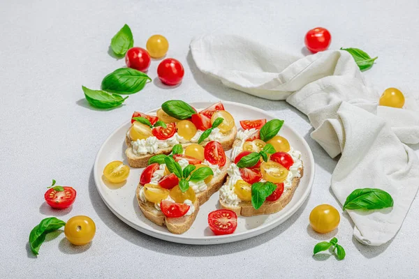 Fresh Bread Sandwiches Tomato Cherry Cream Cheese Basil Leaves Morning — Stock Photo, Image