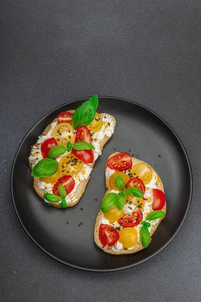Sandwiches Pan Fresco Con Cereza Tomate Queso Crema Hojas Albahaca — Foto de Stock
