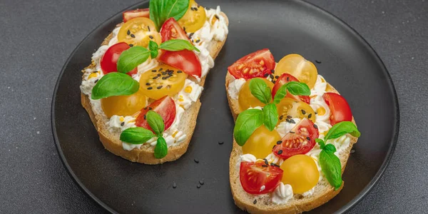 Färska Brödsmörgåsar Med Tomatkörsbär Färskost Och Basilikablad Morgon Frukost Koncept — Stockfoto