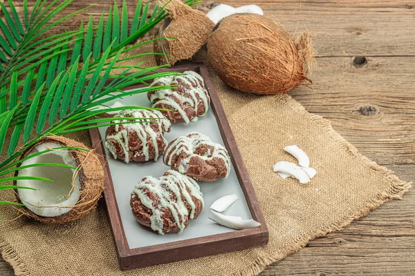 配以椰子酱的菠菜肉饼包呈热带风味 棕榈叶 甜甜的健康甜点 复制空间 — 图库照片