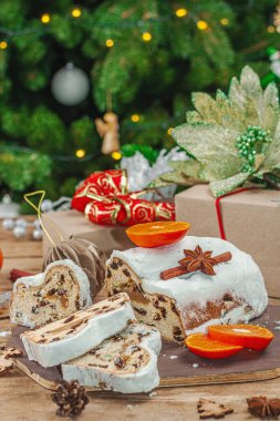 Geleneksel Noel çalması, Alman pastası. Avrupa pastası, mis kokulu ev ekmeği, baharatlar ve kurutulmuş meyve. Xmas ağaç dalları ve dekorasyonları, ahşap arka plan, kapat