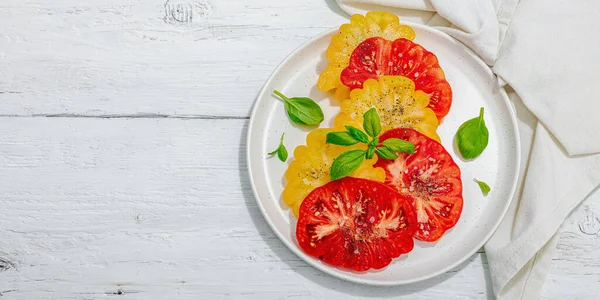 Colorida Cosecha Tomate Herencia Verduras Maduras Acanaladas Con Hojas Albahaca — Foto de Stock