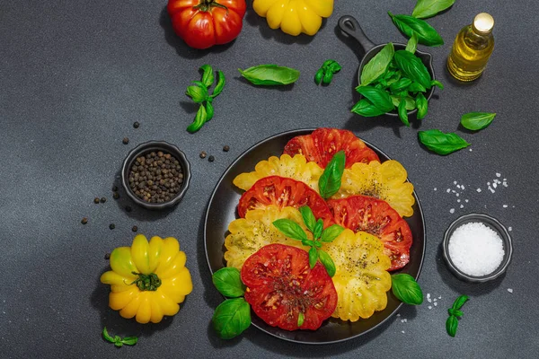 Renkli Aile Yadigarı Domates Hasadı Taze Fesleğen Yapraklarıyla Olgunlaşmış Sebzeler — Stok fotoğraf