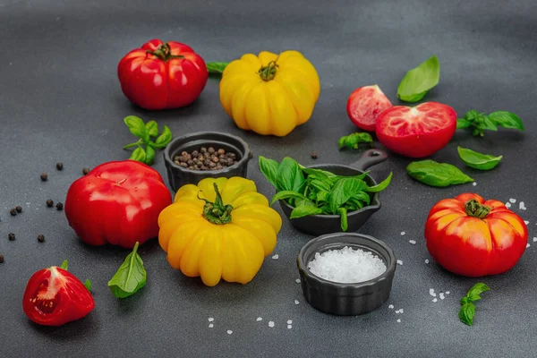 Kleurrijke Heirloom Tomatenoogst Rijp Geribbelde Groenten Met Verse Basilicumbladeren Sappig — Stockfoto
