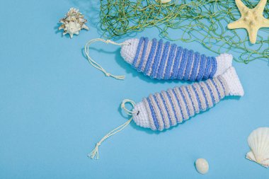 El yapımı denizci konsepti. Tığ işi sardalya balıkları, deniz usulü. Balık ağı, geleneksel deniz dekoru. Sert ışık, koyu gölge, modaya uygun mavi arkaplan, üst görünüm