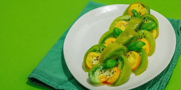 Salade Été Fraîche Kiwi Tomates Vertes Feuilles Basilic Frais Huile — Photo