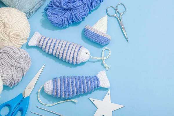 개념입니다 Crocheted 정어리 물고기 스타일 전통적인 단단한 어두운 그림자 파란색 로열티 프리 스톡 사진