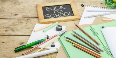 Okul konseptine geri dönelim. Ofis çevre dostu malzemeler, geri dönüşüm malzemeleri, sıfır atık teknolojisi. Tahta zemin, düz yatış, pano biçimi