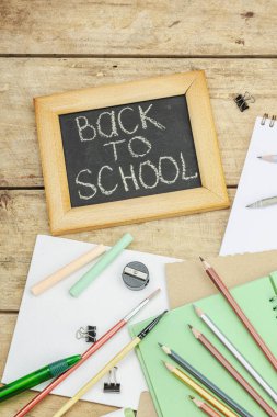 Okul konseptine geri dönelim. Ofis çevre dostu malzemeler, geri dönüşüm malzemeleri, sıfır atık teknolojisi. Tahta kaplama arka plan, düz yatış, üst manzara