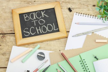 Okul konseptine geri dönelim. Ofis çevre dostu malzemeler, geri dönüşüm malzemeleri, sıfır atık teknolojisi. Tahta kaplama arka plan, düz yatış, üst manzara