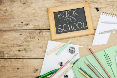 Okul konseptine geri dönelim. Ofis çevre dostu malzemeler, geri dönüşüm malzemeleri, sıfır atık teknolojisi. Tahta kaplama arka plan, düz yatış, üst manzara