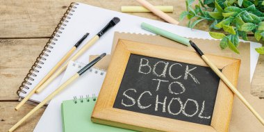 Okul konseptine geri dönelim. Ofis çevre dostu malzemeler, geri dönüşüm malzemeleri, sıfır atık teknolojisi. Tahta zemin, düz yatış, pano biçimi