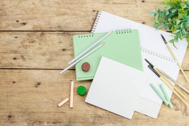 Okul konseptine geri dönelim. Ofis çevre dostu malzemeler, geri dönüşüm malzemeleri, sıfır atık teknolojisi. Tahta kaplama arka plan, düz yatış, üst manzara