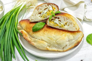 Süzme peynirli ve yeşillikli ev yapımı börek turtaları. Yüksek proteinli yiyecekler, glütensiz fırın. Modaya uygun sert ışık, karanlık gölge, beyaz ahşap arka plan, kapat