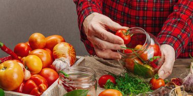 Korunmuş mevsim sebze konsepti. Domates, biber, yeşillik, soğan ve sarımsak hasadı. Kadınların elleri konserve yiyecekler, yemek pişirme süreci için malzeme hazırlar. Sağlıklı tarifler, ev yemekleri, afiş biçimi