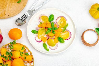 Sebze salatası hazırlamak için bir takım malzemeler. Taze ve sağlıklı sebzeler, bitkiler, baharatlar. Taş beton zemin, düz zemin, üst manzara