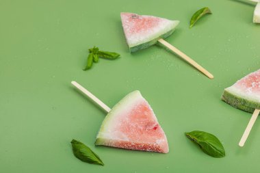 Popüler Savannah yeşil arka planında donmuş karpuz dondurması. Ferahlatıcı yaz tatlıları, düz yatış, kopyalama alanı