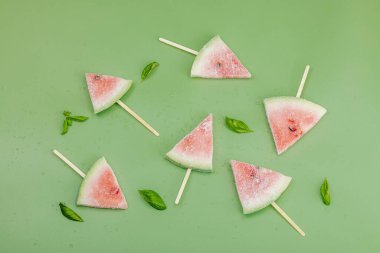 Popüler Savannah yeşil arka planında donmuş karpuz dondurması. Serinletici yaz tatlıları, düz yatış, üst manzara