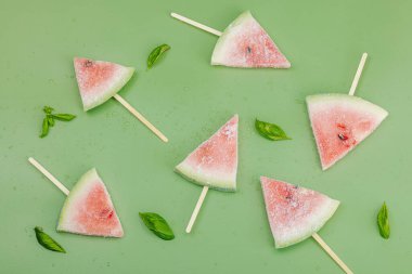 Popüler Savannah yeşil arka planında donmuş karpuz dondurması. Serinletici yaz tatlıları, düz yatış, üst manzara