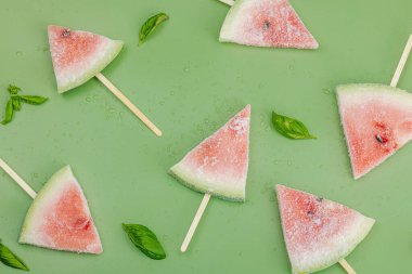 Popüler Savannah yeşil arka planında donmuş karpuz dondurması. Serinletici yaz tatlıları, düz yatış, üst manzara