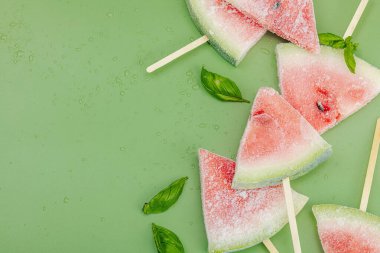 Popüler Savannah yeşil arka planında donmuş karpuz dondurması. Serinletici yaz tatlıları, düz yatış, üst manzara