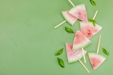 Popüler Savannah yeşil arka planında donmuş karpuz dondurması. Serinletici yaz tatlıları, düz yatış, üst manzara
