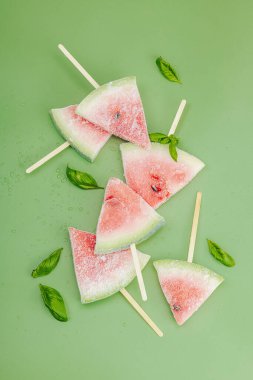 Popüler Savannah yeşil arka planında donmuş karpuz dondurması. Serinletici yaz tatlıları, düz yatış, üst manzara