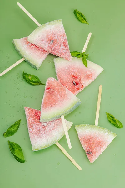 Frysta Vattenmelon Isglass Trendiga Savannah Grön Bakgrund Uppfriskande Sommar Dessert — Stockfoto