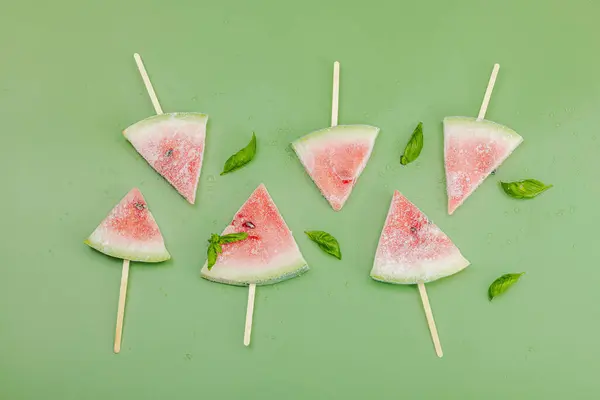 Frysta Vattenmelon Isglass Trendiga Savannah Grön Bakgrund Uppfriskande Sommar Dessert — Stockfoto
