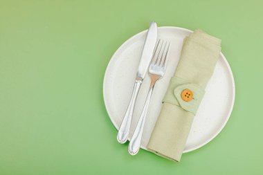 Sonbahar sofrası. Şükran Günü çatal bıçak takımı, geleneksel sonbahar dekorasyonu, düz yatış. Neşeli bir ortam, balkabağı, yapraklar, Savannah Green arka plan, üst manzara.