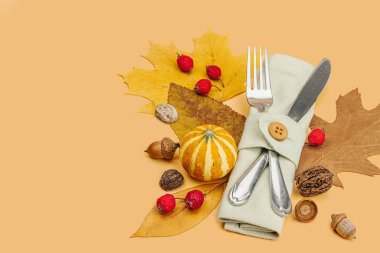 Sonbahar sofrası. Şükran Günü çatal bıçak takımı, geleneksel sonbahar dekorasyonu, düz yatış. Şenlik havası, balkabağı, yapraklar, sıcak turuncu arka plan, kopyalama alanı