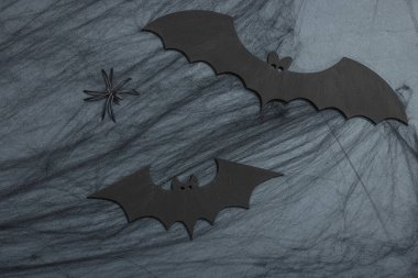 Komik cadılar bayramı geçmişi. Korkunç örümcek ağı, geleneksel düşen yarasalar ve örümcekler. Şenlikli düz yatak, klasik sonbahar tarzı, üst görünüm