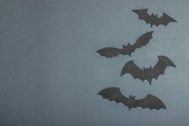 Komik cadılar bayramı geçmişi. Şirin siyah yarasalar. Geleneksel bayram sembolü, düz yatak, klasik sonbahar tarzı, üst görünüm